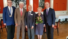 Preisträger nebst Gattin und Würdenträgern
